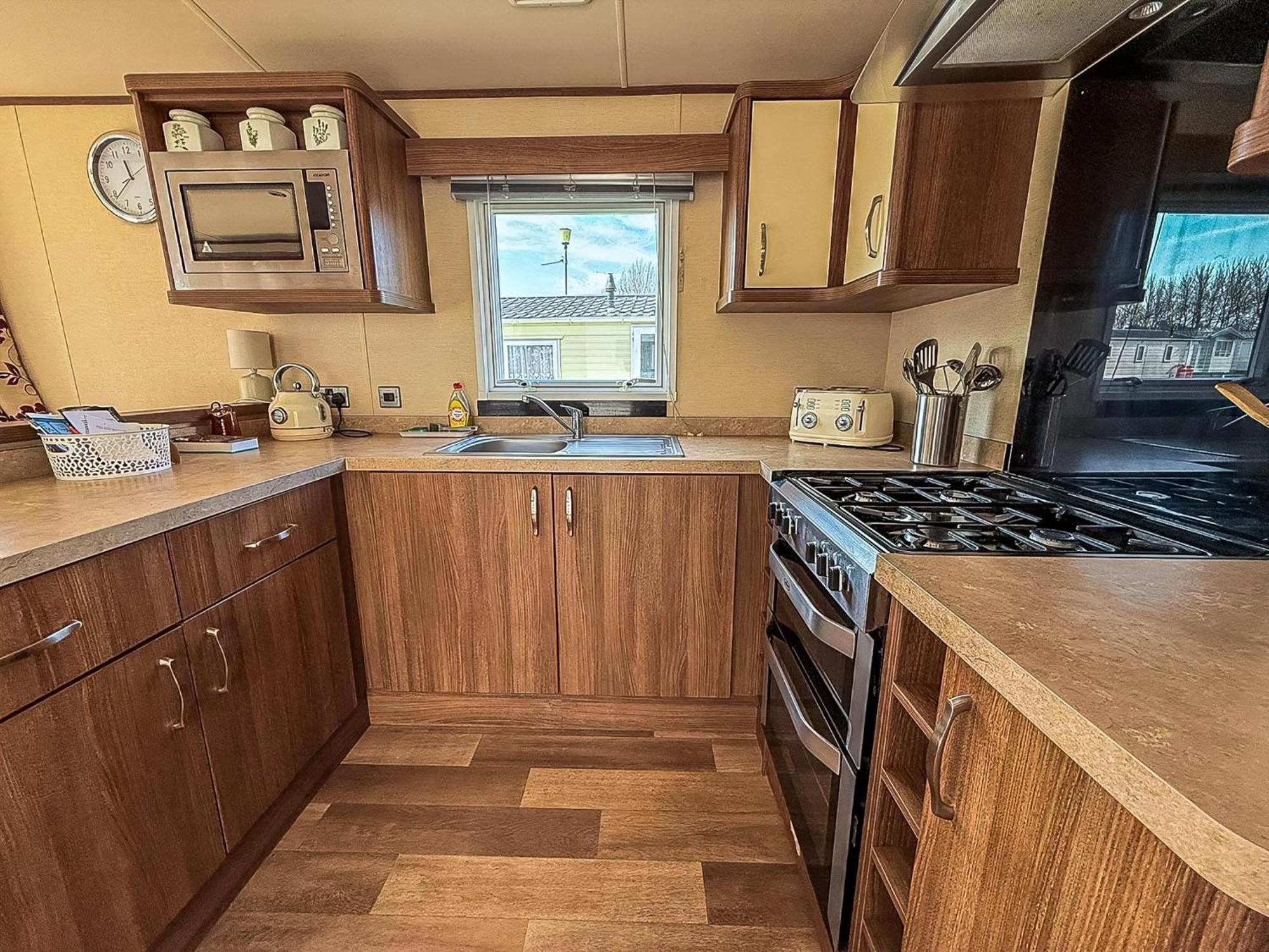 Gorgeous 6 Berth Caravan With Decking And Wi-Fi At Broadland Sands Ref 20377Bs Hopton on Sea Exterior foto