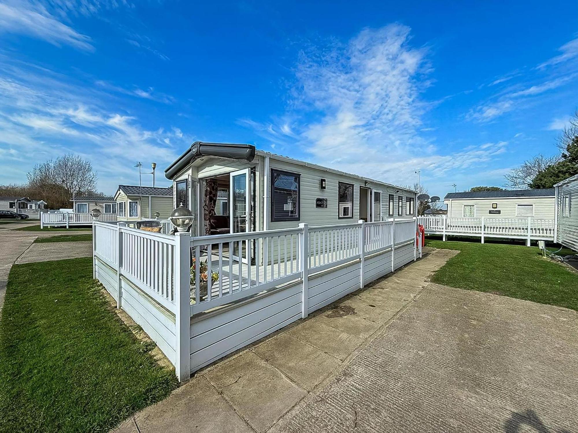 Gorgeous 6 Berth Caravan With Decking And Wi-Fi At Broadland Sands Ref 20377Bs Hopton on Sea Exterior foto